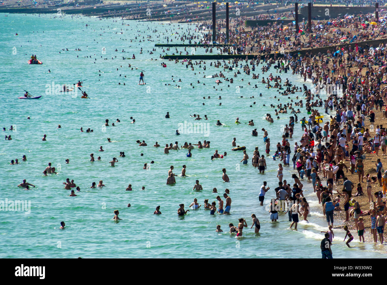 Regno Unito Giugno 29th, 2019 spiaggia di Brighton, Brighton e Hove, East Sussex, Inghilterra. Migliaia di persone rilassarsi su sun. Foto Stock