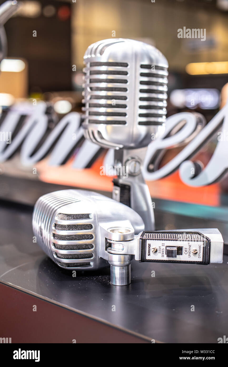 Ginevra, Svizzera, marzo 2019 Shure argento vecchio stadio microfono (Elvis microfono). In stile retrò mic pronto per il rock Foto Stock