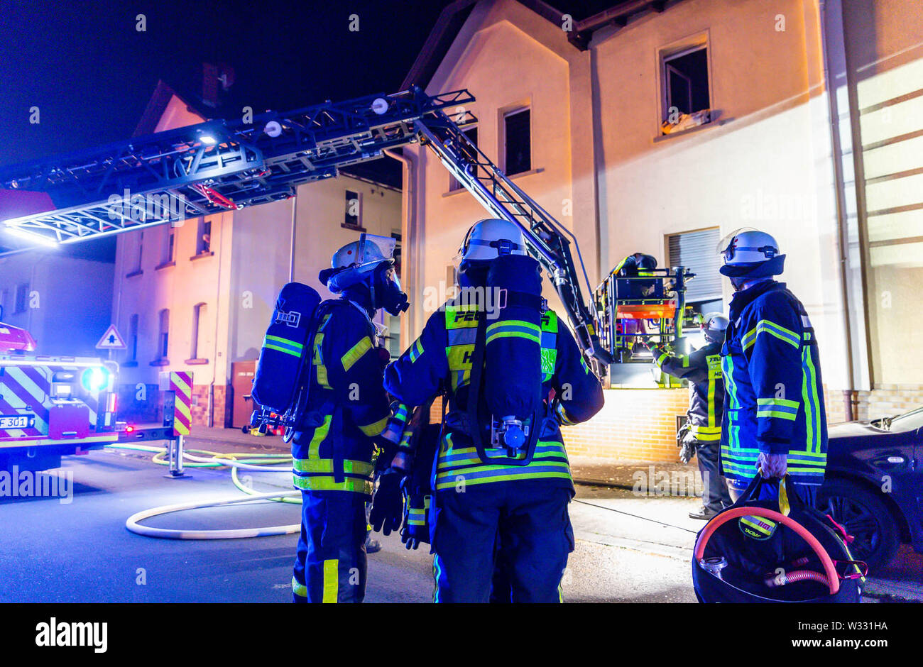 Kriftel, Germania. 11 Luglio, 2019. I vigili del fuoco sono in servizio in una casa di fuoco. Un uomo è morto durante un forte sviluppo di fumi nella sua casa bifamiliare nel quartiere Main-Taunus. Credito: Sebastian Stenzel/Wiesbaden112.de/dpa/Alamy Live News Foto Stock