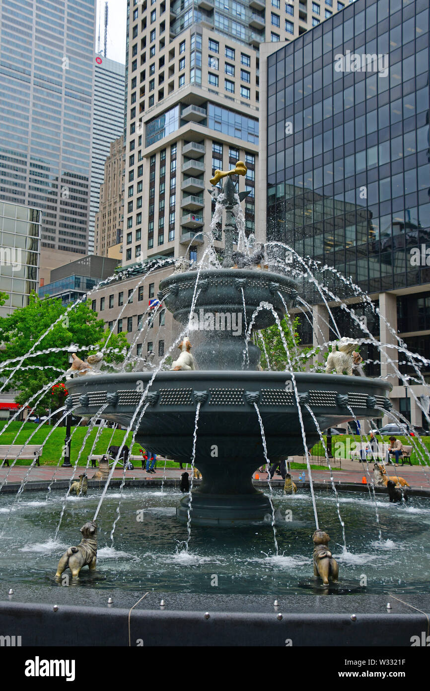 La mitica Fontana del cane a Berzcy Park nel centro cittadino di Toronto Foto Stock