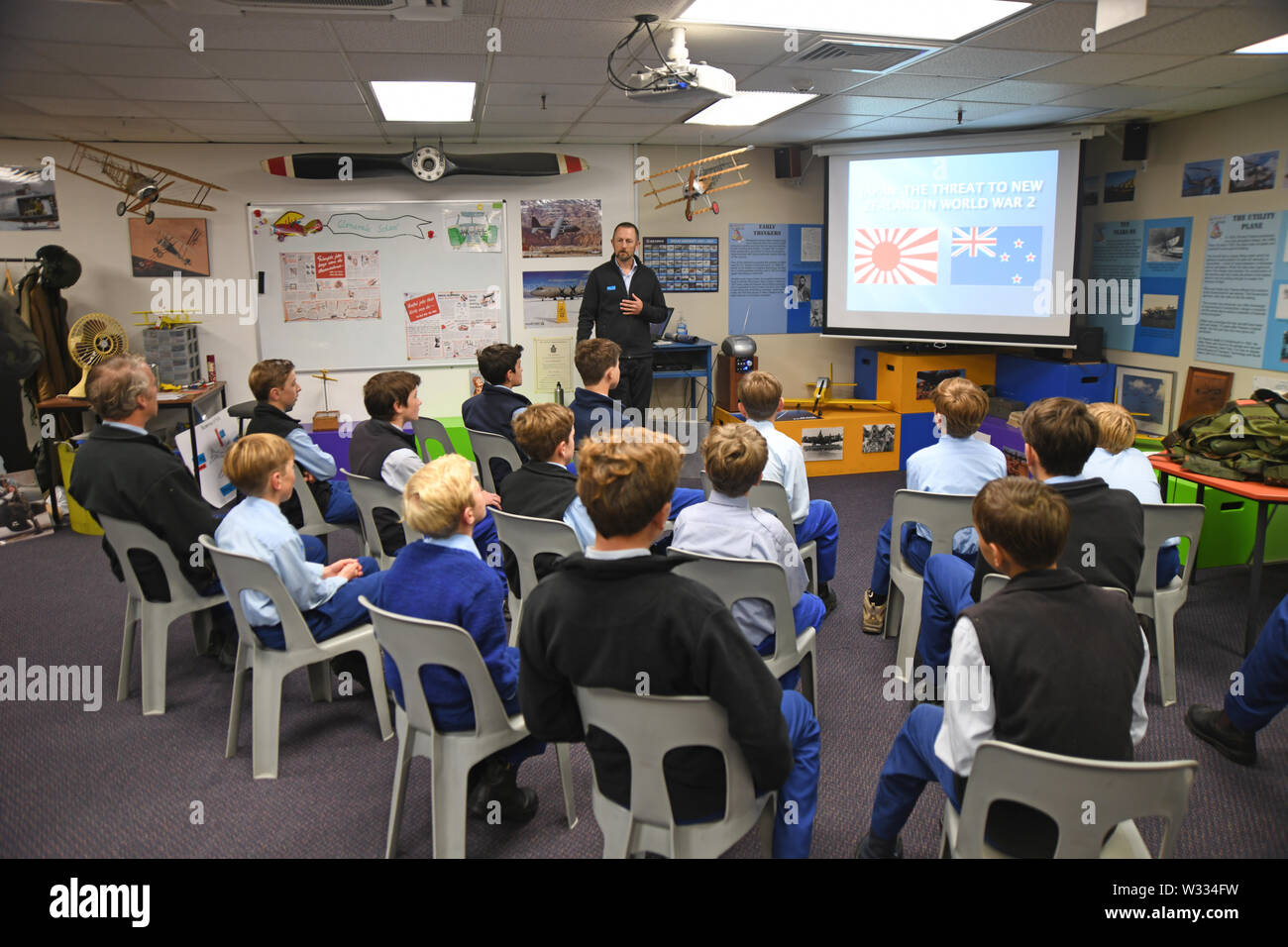 CHRISTCURCH, Nuova Zelanda, dicembre 12, 2018: Scuola ragazzi prendono in una lezione sulla Nuova Zelanda storia presso la Air Force Museum. Foto Stock