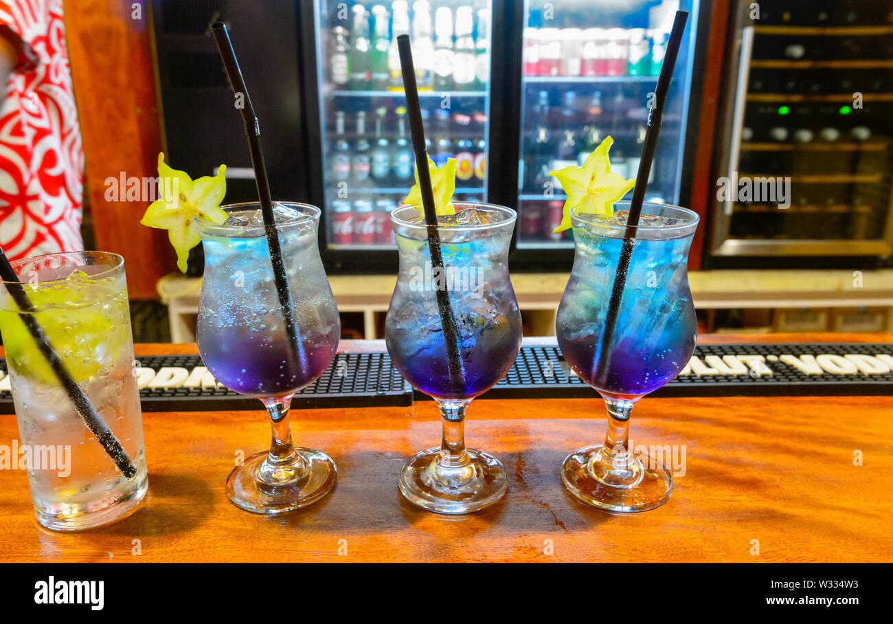 Una fila di tre blu cocktail vengono serviti in un bar, Polinesia Foto Stock