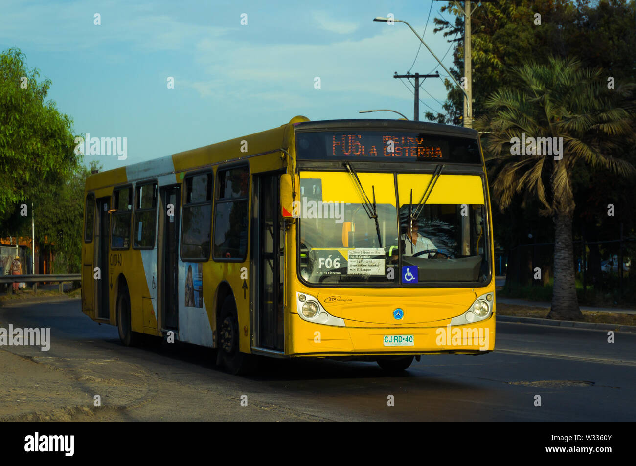 SANTIAGO DEL CILE - Febbraio 2017: un giallo Transantiago bus in Puente Alto Foto Stock