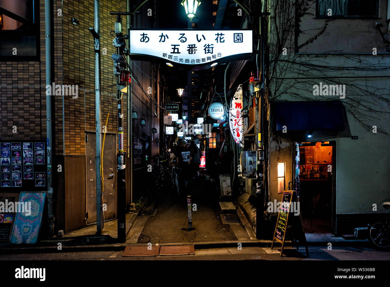 Shinjuku, Giappone - Aprile 4, 2019: Golden Gai stretto vicolo lane street con la gente che camminava sul marciapiede da izakaya, giapponese pub ristorante o bistrò a Foto Stock