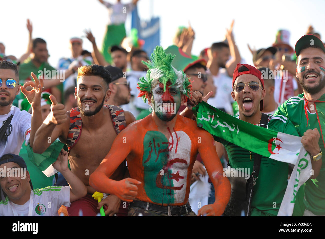 Suez. 11 Luglio, 2019. Gli appassionati di Algeria sono visti prima durante il quarterfinal match tra Costa d Avorio e l'Algeria all'Africa 2019 Coppa delle Nazioni di Suez, Egitto sulla luglio 11, 2019. La partita è finita 1-1 attraverso il tempo extra. Algeria battere la Costa d' Avorio 4-3 in una pena shootout. Credito: Li Yan/Xinhua/Alamy Live News Foto Stock