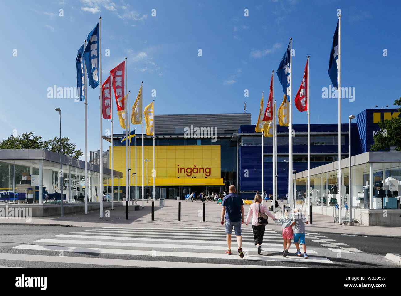 Huddinge, Svezia - 11 Luglio 2019: una famiglia a camminare verso il negozio Ikea entrata a Kungens kurva nei sobborghi di Stoccolma. Foto Stock