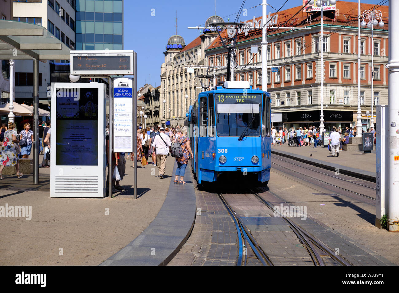 Zagabria, Croazia : Persone di salire a bordo di un vecchio modello di città in tram dalla Piazza principale Foto Stock