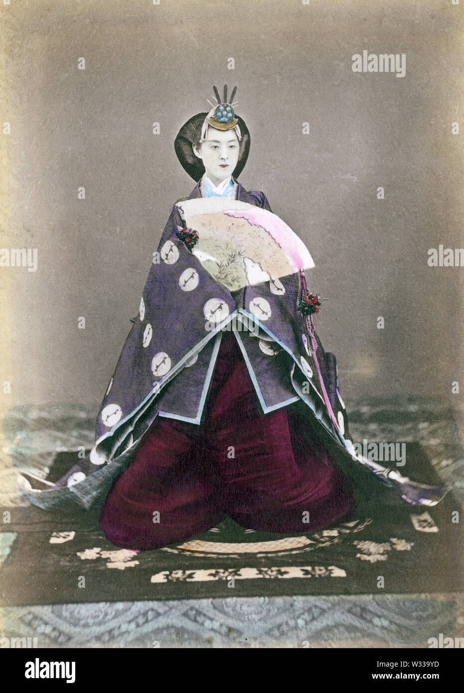 [ 1870 Giappone - Imperatrice Shoken ] - Ritratto di imperatrice Shoken (昭憲皇后, Shoken Kogo, 1849-1914), consorte dell'Imperatore Meiji. Nato come Masako Ichijo (一条勝子), ha adottato il nome dato Haruko (美子) quando ella divenne impegnato per l'Imperatore Meiji il 2 settembre 1867 (Keio 2). Il suo nome postumo è stato cambiato per l'Imperatrice Shoken. Fotografata da Uchida Kuichi (1844-1875) nel 1872 (Meiji 5). Uchida è stato il primo fotografo il permesso di fotografare la Meiji Imperatore e l'Imperatrice. L'imperatore non è stato fotografato di nuovo fino al 1889 (Meiji 22). Xix secolo albume vintage fotografia. Foto Stock