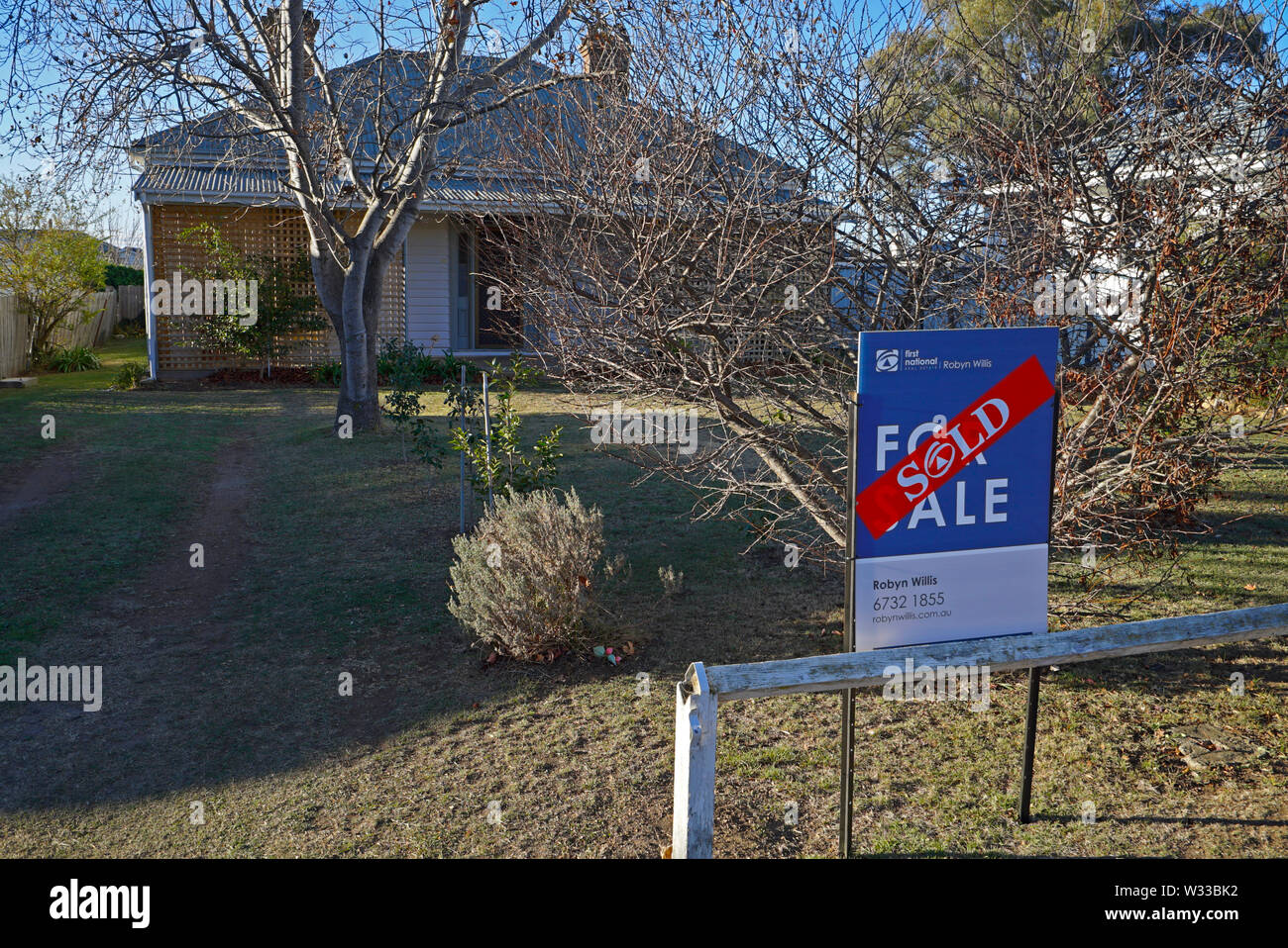 Adesivo venduti attraverso un segno venduti al di fuori di una casa nel Nuovo Galles del Sud settentrionale città di Glen Innes, australia Foto Stock