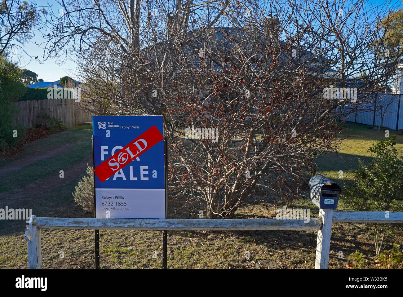 Adesivo venduti attraverso un segno venduti al di fuori di una casa nel Nuovo Galles del Sud settentrionale città di Glen Innes, australia Foto Stock