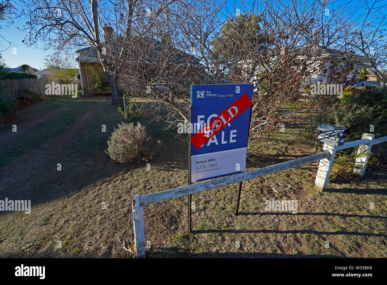 Adesivo venduti attraverso un segno venduti al di fuori di una casa nel Nuovo Galles del Sud settentrionale città di Glen Innes, australia Foto Stock
