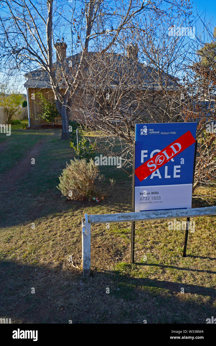 Adesivo venduti attraverso un segno venduti al di fuori di una casa nel Nuovo Galles del Sud settentrionale città di Glen Innes, australia Foto Stock