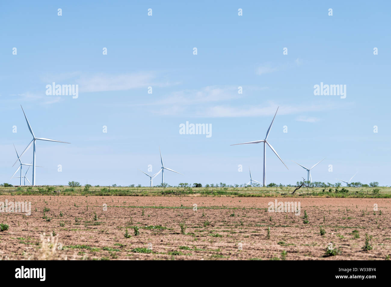 Turbina eolica generatore di fattoria vicino Snyder Texas negli Stati Uniti nella prateria con molte macchine per l'energia Foto Stock