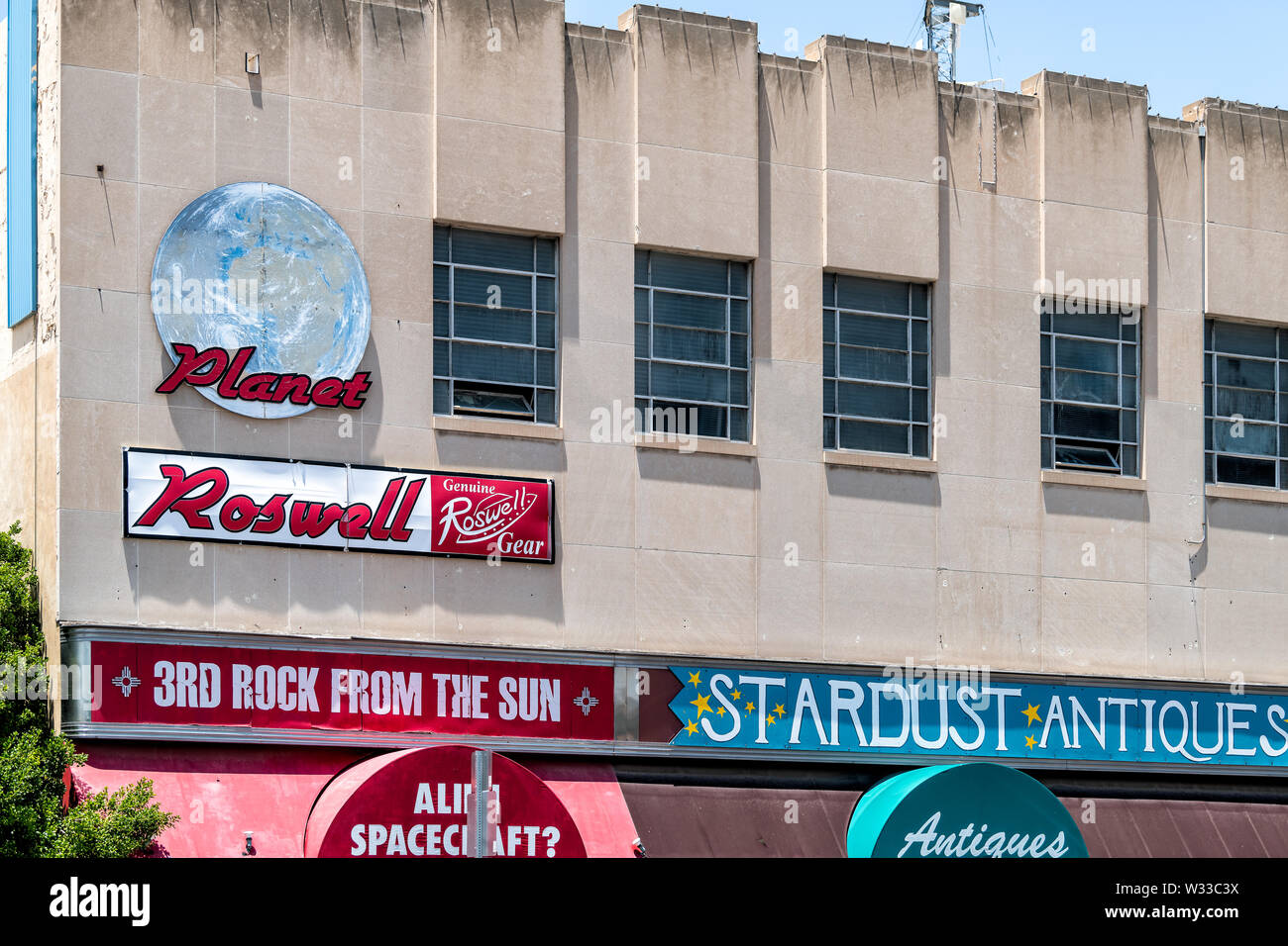 Roswell, Stati Uniti d'America - 8 Giugno 2019: principale strada nella cittadina del New Mexico city alien avvistamenti e store shop con ufo negozio di souvenir Foto Stock