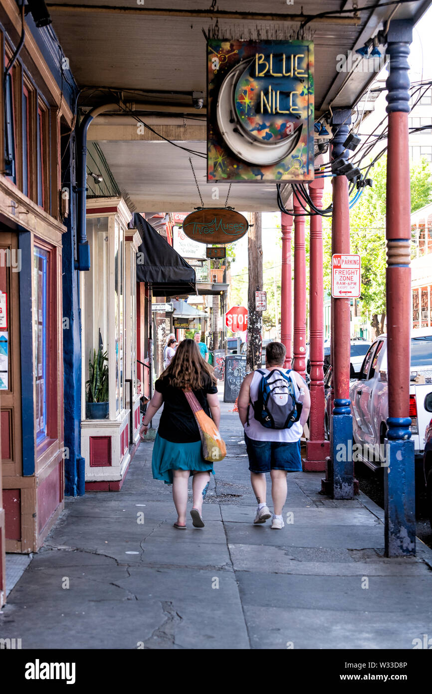 New Orleans, Stati Uniti d'America - 23 Aprile 2018: Quartiere Francese a francesi via coperta marciapiede in Louisiana città appesi a segno per il Nilo Blu musica live perfor Foto Stock