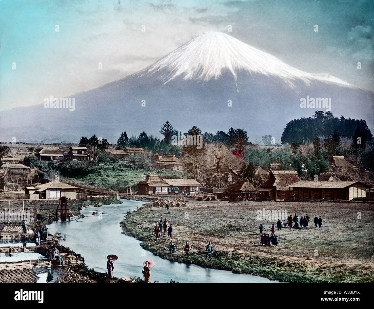 [ 1890 Giappone - vista su Mt. Fuji ] - Mt. Fuji come visto dalla città di Omiya (noto anche come Fujinomiya) nella Prefettura di Shizuoka. Omiya è stata una città posta sulla strada principale tra Suruga e Kai provincia (noto anche come Koshu). Nel 1860 (Mannei 1), il console britannico Sir Rutherford Alcock (1809-1897), il primo britannico rappresentante diplomatico in Giappone, ha fatto la prima scalata del Monte Fuji da un non-giapponese da qui. Xix secolo vintage vetrino di vetro. Foto Stock