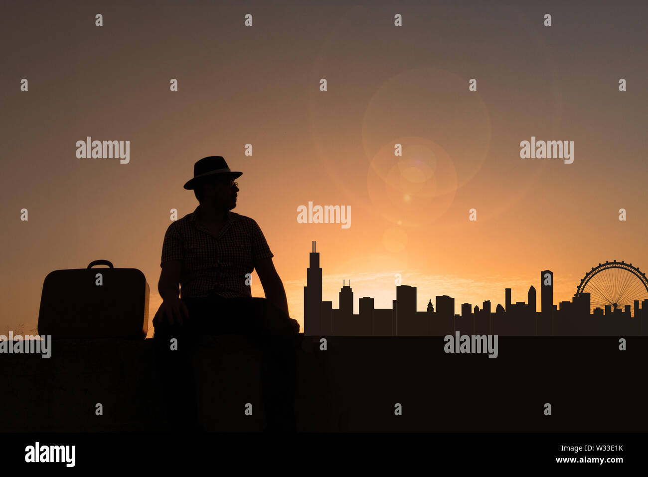 Viaggiatore con valigia e cappello di fronte dello skyline della città di Chicago in Stati Uniti Foto Stock