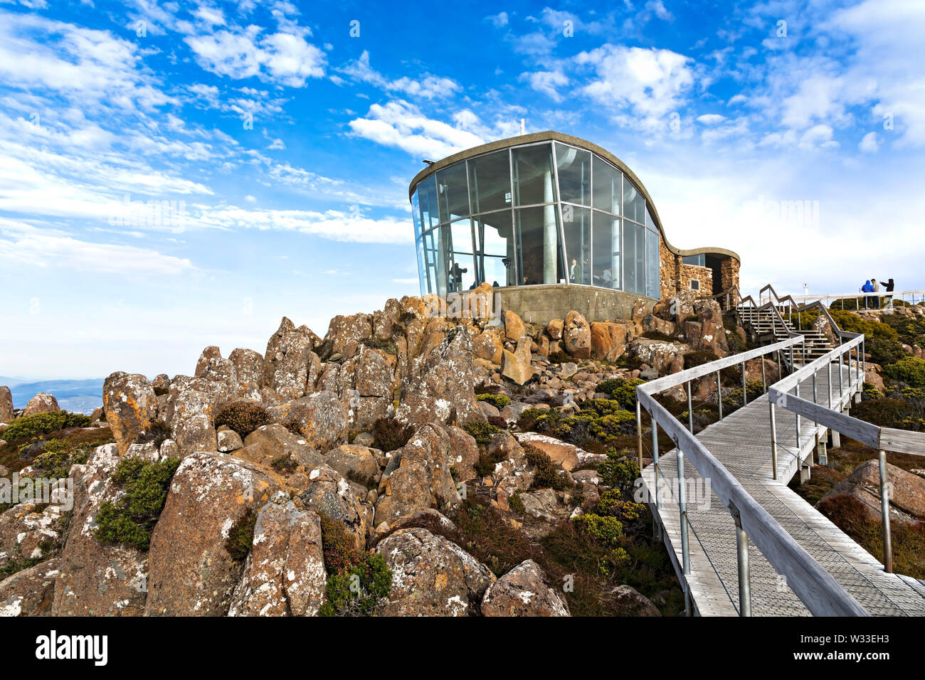 Hobart Australia / il turista a godere la spettacolare vista su Hobart dal Monte Wellington Summit osservatorio. Foto Stock