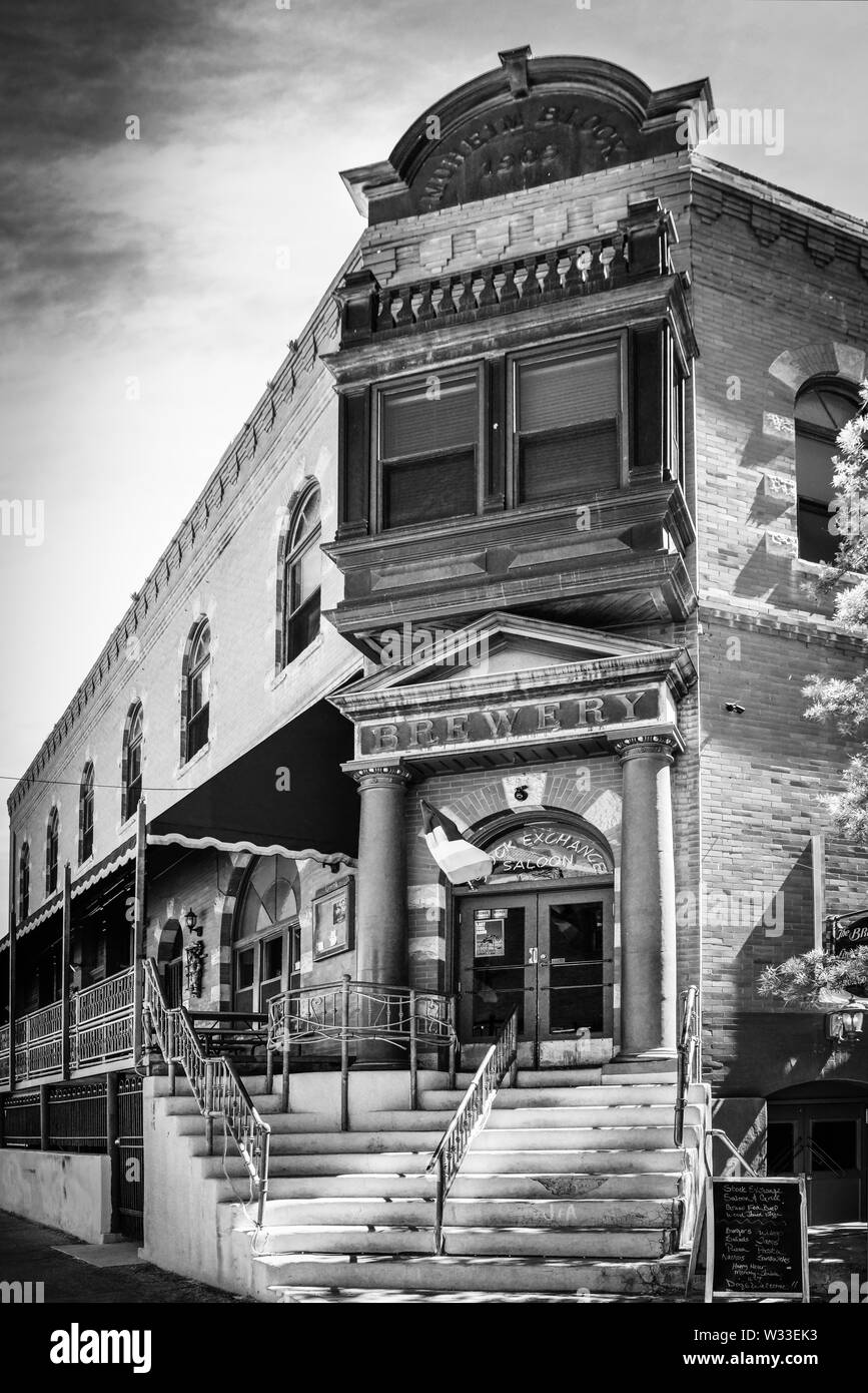 Vista del centro storico di Stock Exchange Saloon e Grill, utilizzata in precedenza come una casa di brokeraggio nella storica città mineraria di Bisbee, AZ Foto Stock