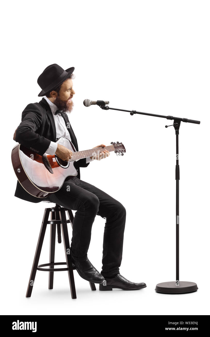 A piena lunghezza shot di un ragazzo cantando su di un microfono e di suonare una chitarra acustica isolati su sfondo bianco Foto Stock