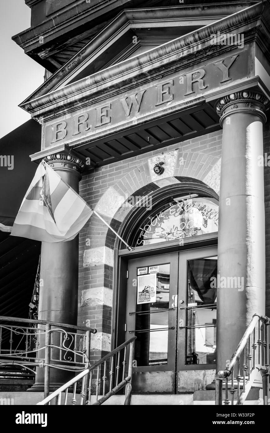 Il maestoso Stock Exchange Saloon e Grill edificio ingresso, una volta ha tenuto una società di intermediazione, mosche una bandiera arcobaleno nella vecchia città mineraria di Bisbee, AZ, Foto Stock