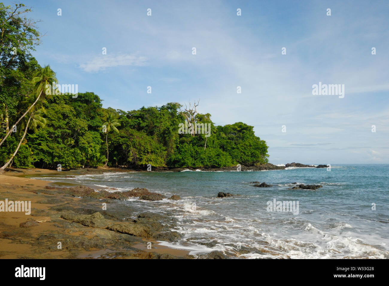 Una spiaggia tropicale al confine con la foresta pluviale del Parco Nazionale di Corcovado, Costa Rica Foto Stock