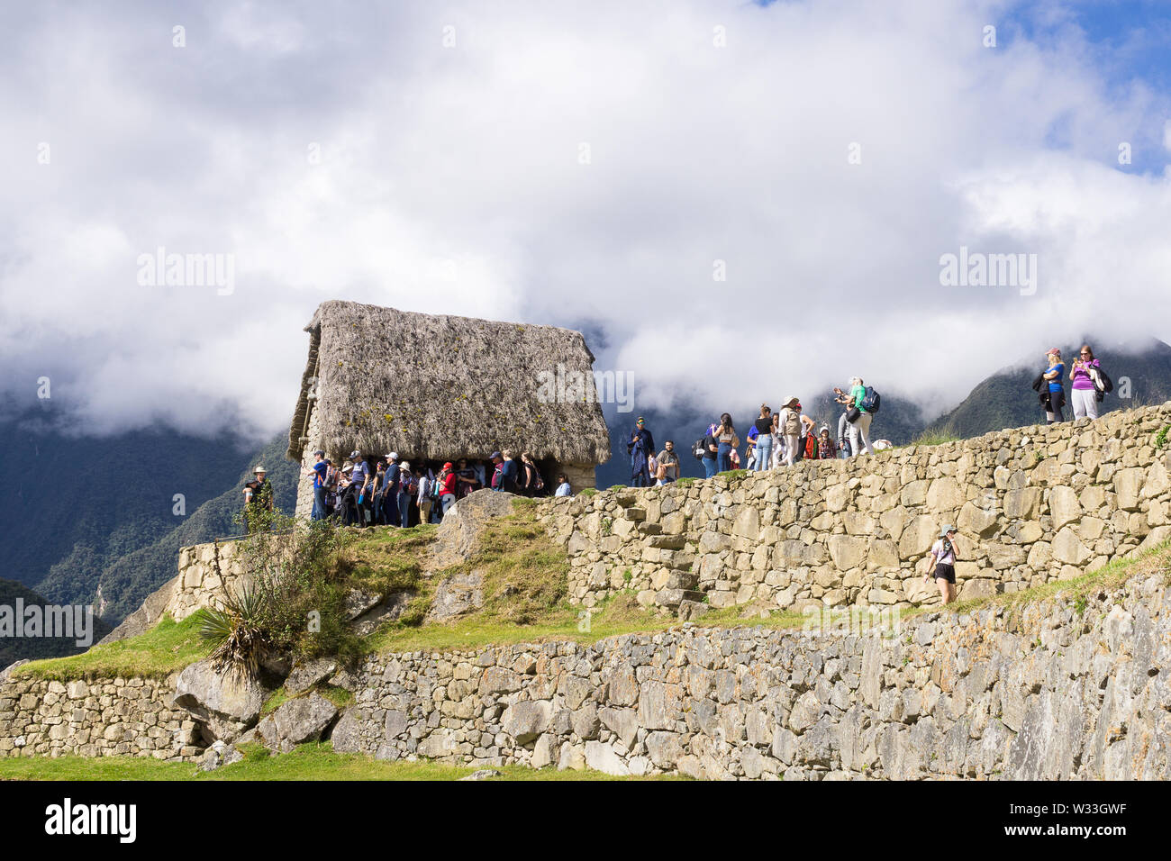Machu Picchu custode Casa del turista - Il custode casa del custode Hut) a Machu Picchu cittadella circondata da turisti, Perù, Sud America. Foto Stock