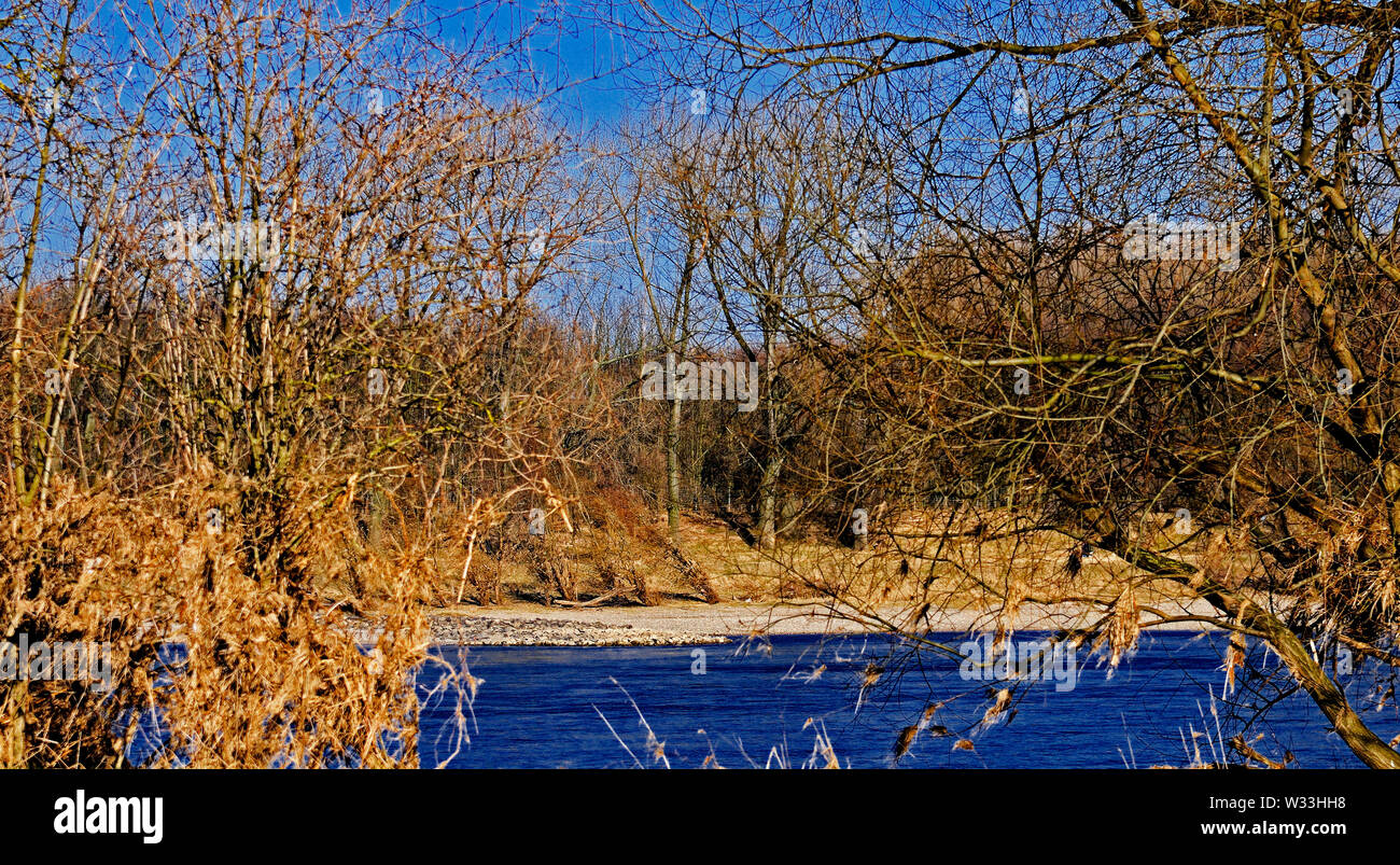 Dormagen, Germania - marzo 07, 2011: il fiume Reno che scorre attraverso la pianura vicino a Dusseldorf Foto Stock