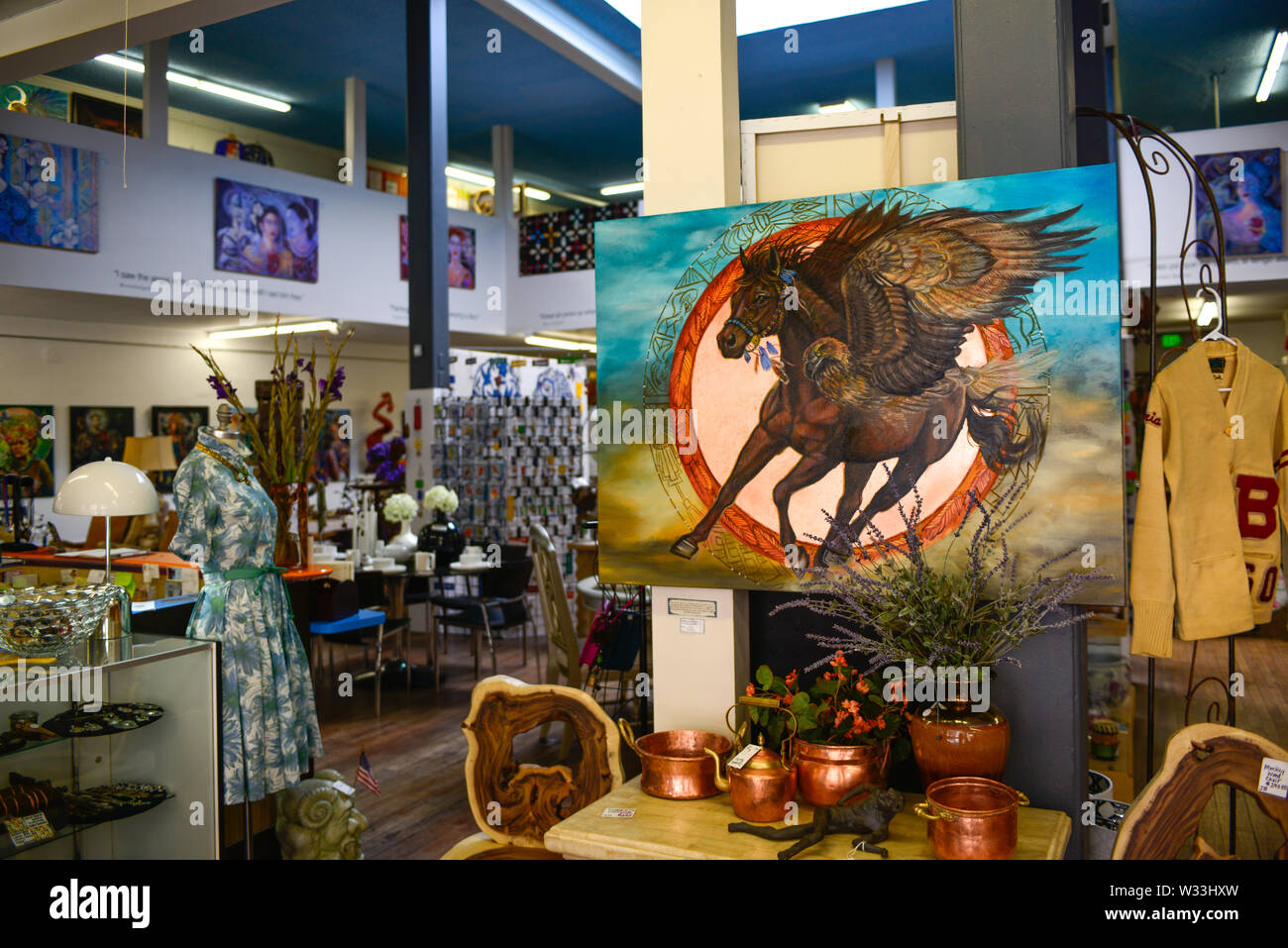 Un nativo americano della pittura di stile di un cavallo e un uccello appeso all'interno di un negozio vintage nel vecchio mining piccola città dell America, Bisbee, AZ, Foto Stock Un nativo americano della pittura di stile di un cavallo e un uccello appeso all'interno di un negozio vintage nel vecchio mining piccola città dell America, Bisbee, AZ, Foto Stock