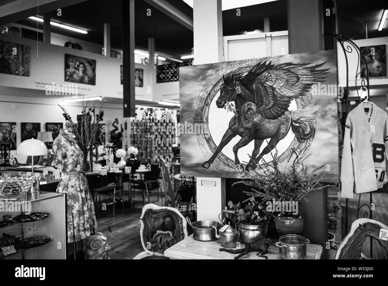 Un nativo americano della pittura di stile di un cavallo e un uccello appeso all'interno di un negozio vintage nel vecchio mining piccola città dell America, Bisbee, AZ, Foto Stock Un nativo americano della pittura di stile di un cavallo e un uccello appeso all'interno di un negozio vintage nel vecchio mining piccola città dell America, Bisbee, AZ, Foto Stock