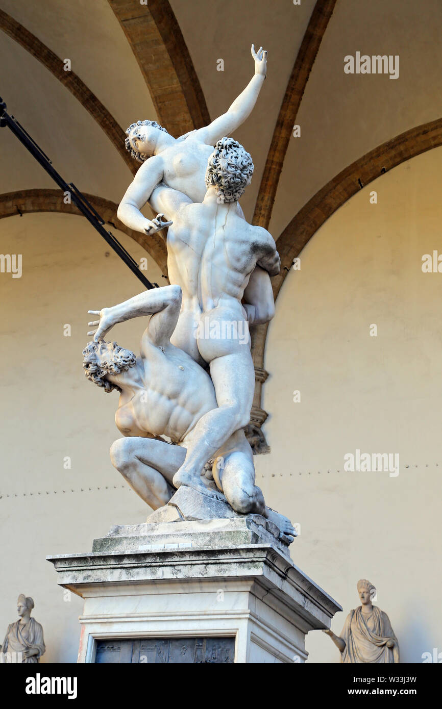 Firenze, Italia - 27 agosto 2018: statua nella Loggia dei Lanzi di Sabine donne Foto Stock