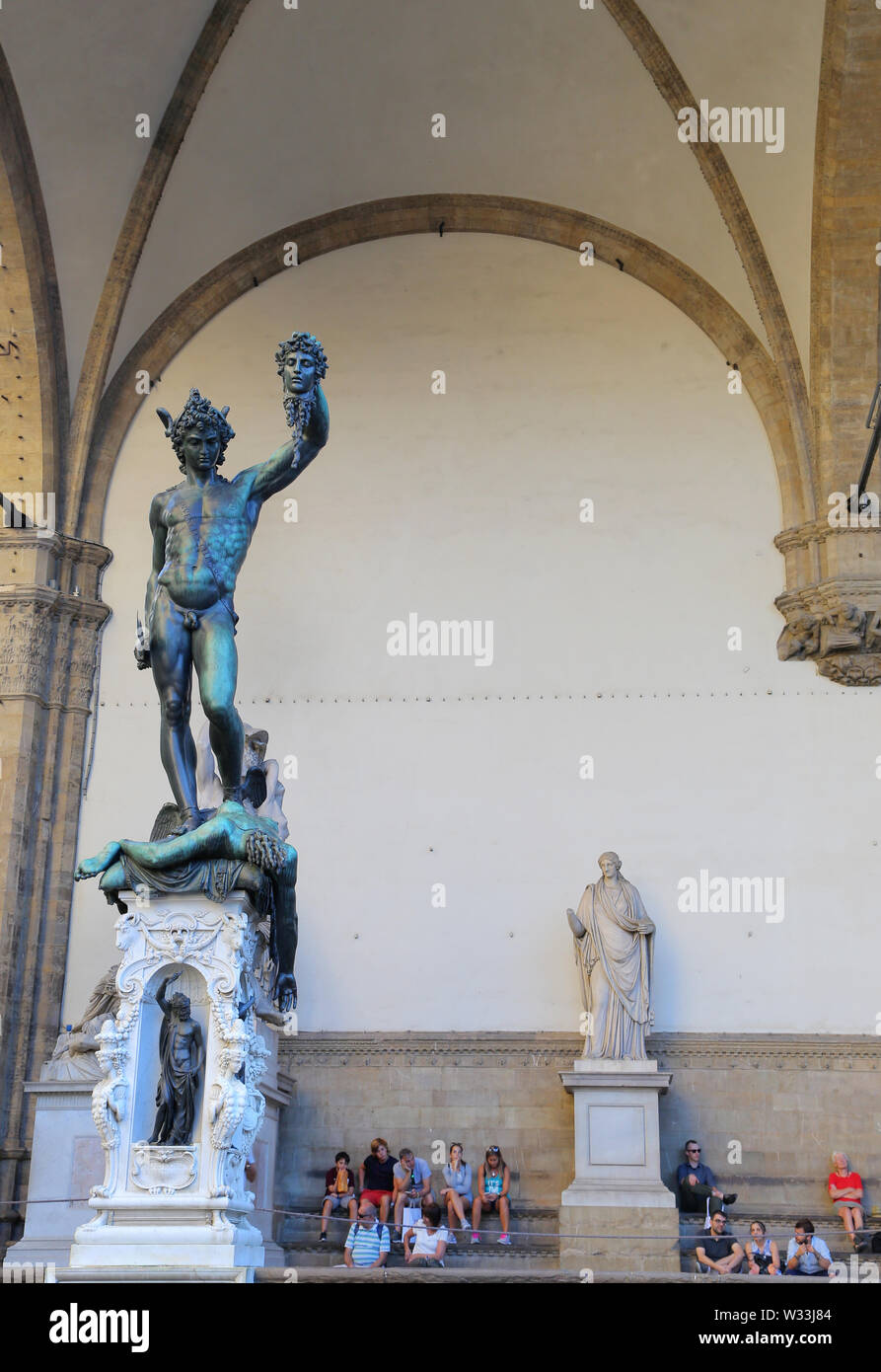 Firenze, Italia - 27 agosto 2018: Perseo con la testa di Medusa statua, Loggia dei Lanzi vicino al Palazzo Vecchio edificio palace, Firenze, Italia Foto Stock