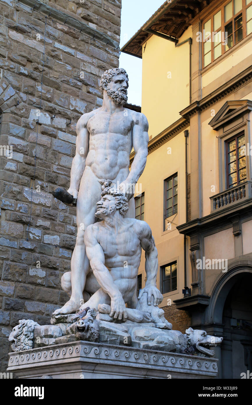 Firenze, Italia - 27 agosto 2018: Ercole e Caco statua da Giambologna davanti al Palazzo Vecchio in Piazza della Signoria storico im Foto Stock