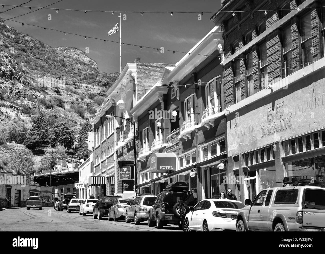 Bisbee, AZ sulla via principale, foderato con negozi di antiquariato, negozi e alberghi, è un eccentrico piccola città America gem in bianco e nero Foto Stock