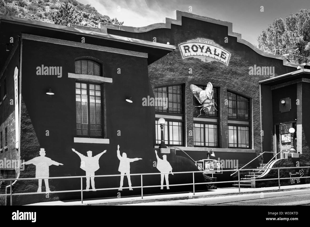 Le bizzarre Bisbee Royale, costruito nel 1919, serve come casa di film, musica e spettacolo sede nella piccola vecchia città mineraria di Bisbee, AZ, Stati Uniti d'America, in bl Foto Stock