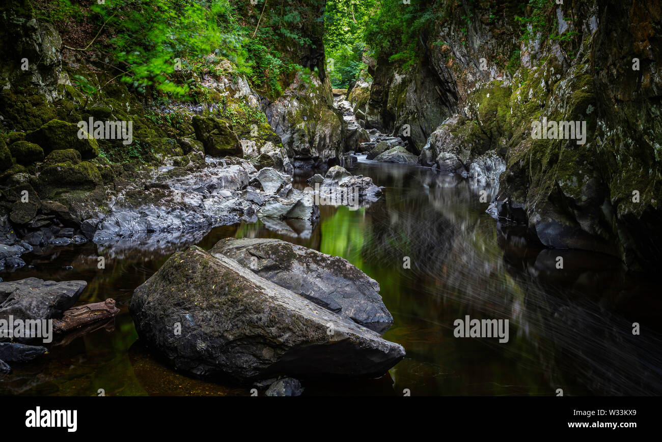 Fairy Glen Betws-y-coed, il Galles del nord e a basso flusso di acqua in estate Foto Stock