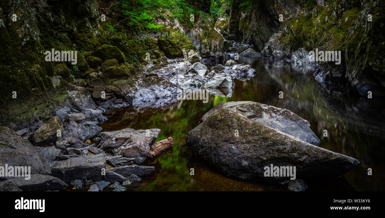 Fairy Glen Betws-y-coed, il Galles del nord e a basso flusso di acqua in estate Foto Stock