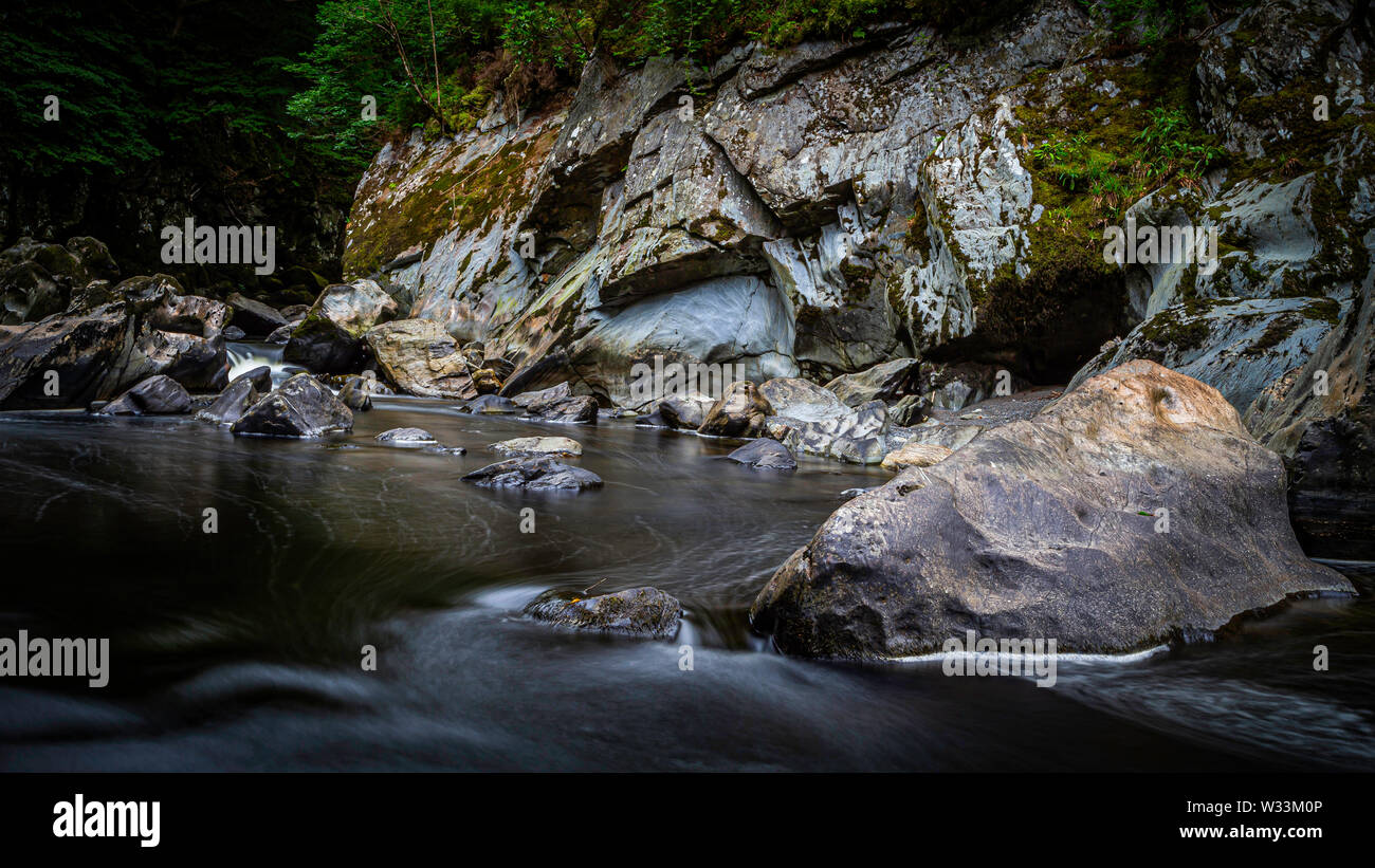Fairy Glen Betws-y-coed, il Galles del nord e a basso flusso di acqua in estate Foto Stock