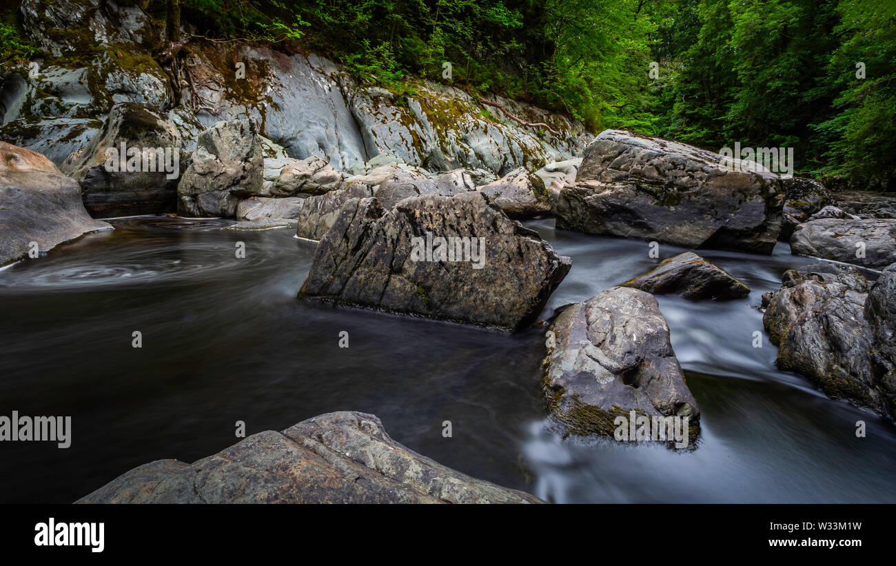 Fairy Glen Betws-y-coed, il Galles del nord e a basso flusso di acqua in estate Foto Stock