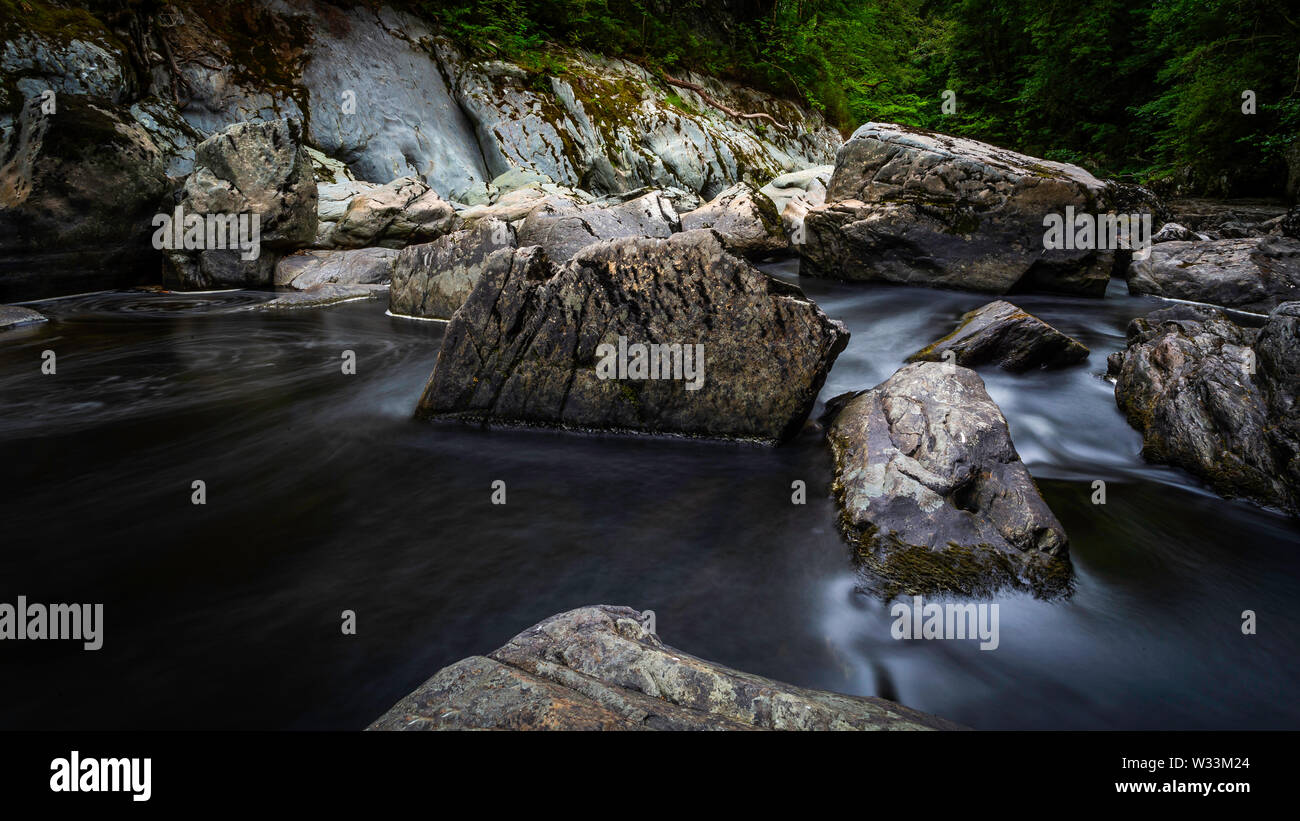 Fairy Glen Betws-y-coed, il Galles del nord e a basso flusso di acqua in estate Foto Stock