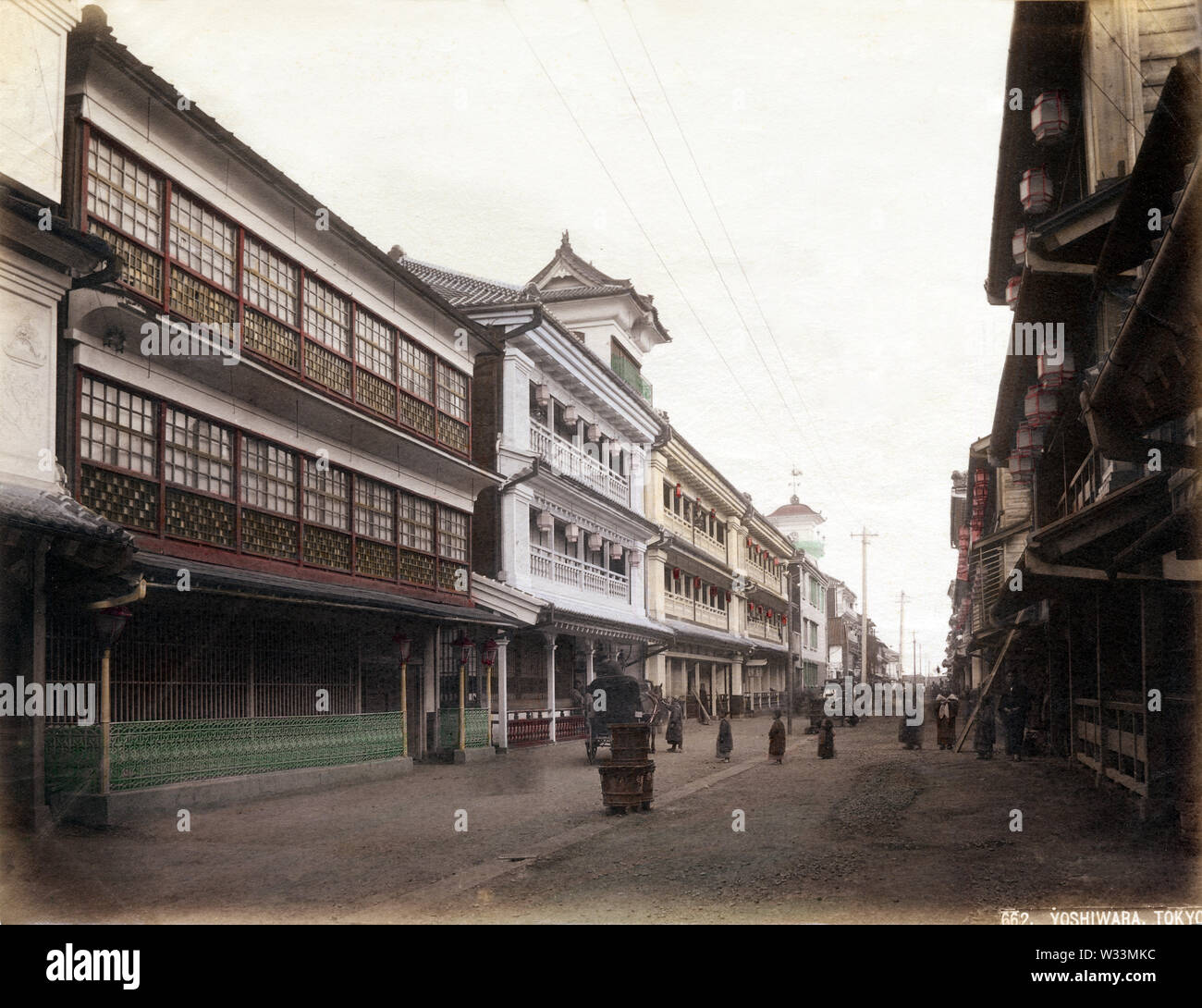 [ 1890 Giappone - bordelli a Yoshiwara Quartiere a Luci Rosse di Tokyo ] - a tre piani in legno nei bordelli Nakanocho nella prostituzione e dal quartiere degli intrattenimenti di Yoshiwara in Tokyo. Vedere la voce di blog: http://oldphotosjapan.com/en/photos/275/yoshiwara-brothels xix secolo albume vintage fotografia. Foto Stock