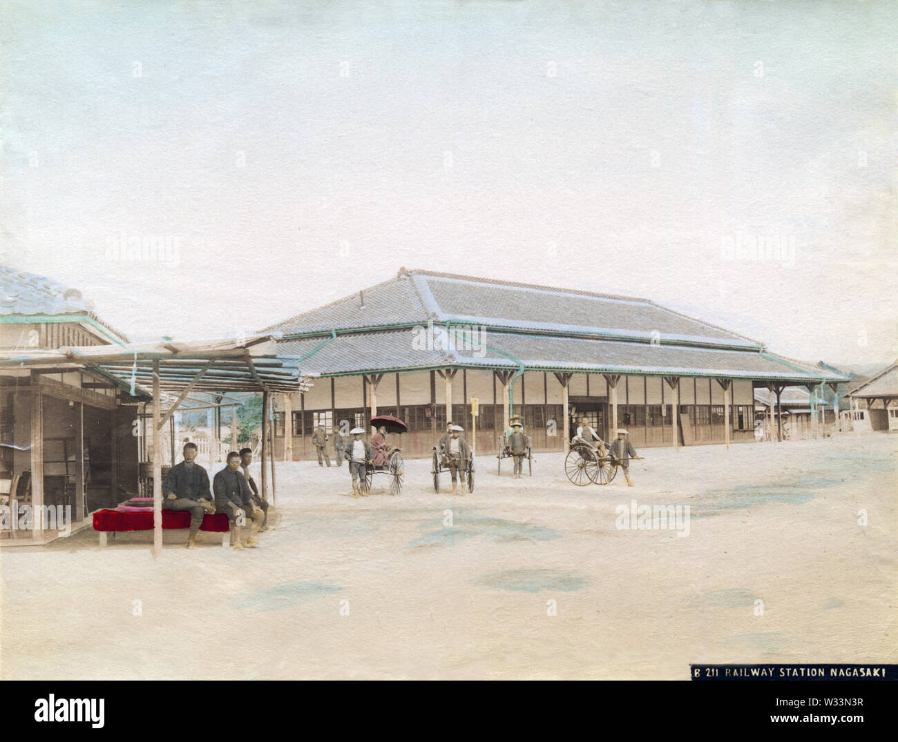 [ 1890 Giappone - alla stazione di Nagasaki ] - alla stazione di Nagasaki, di Nagasaki in quello che è oggi la stazione Urakami (浦上駅). Stazione di questo edificio è stato completato nel Luglio 22, 1897 (Meiji 32). Essa è stata distrutta dalla bomba atomica il 9 agosto 1945 (Showa 20). Xix secolo albume vintage fotografia. Foto Stock