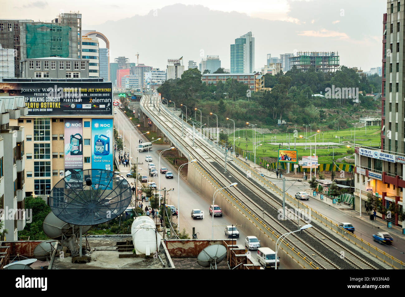 Addis Abeba sobborgo della città mostra Light Railway e sullo skyline, Etiopia Foto Stock