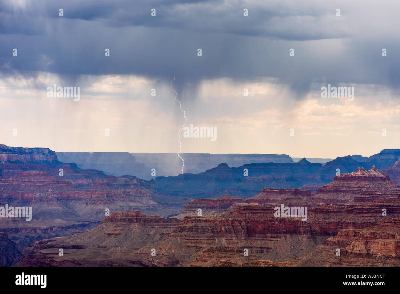 Fulmini da una tempesta che attraversa il Grand Canyon visto da Navajo Point, Grand Canyon National Park, Arizona, USA Foto Stock