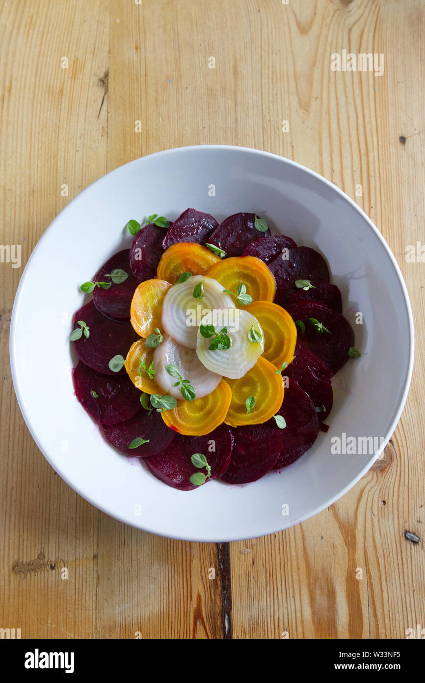 Insalata di barbabietole in una ciotola bianco Foto Stock