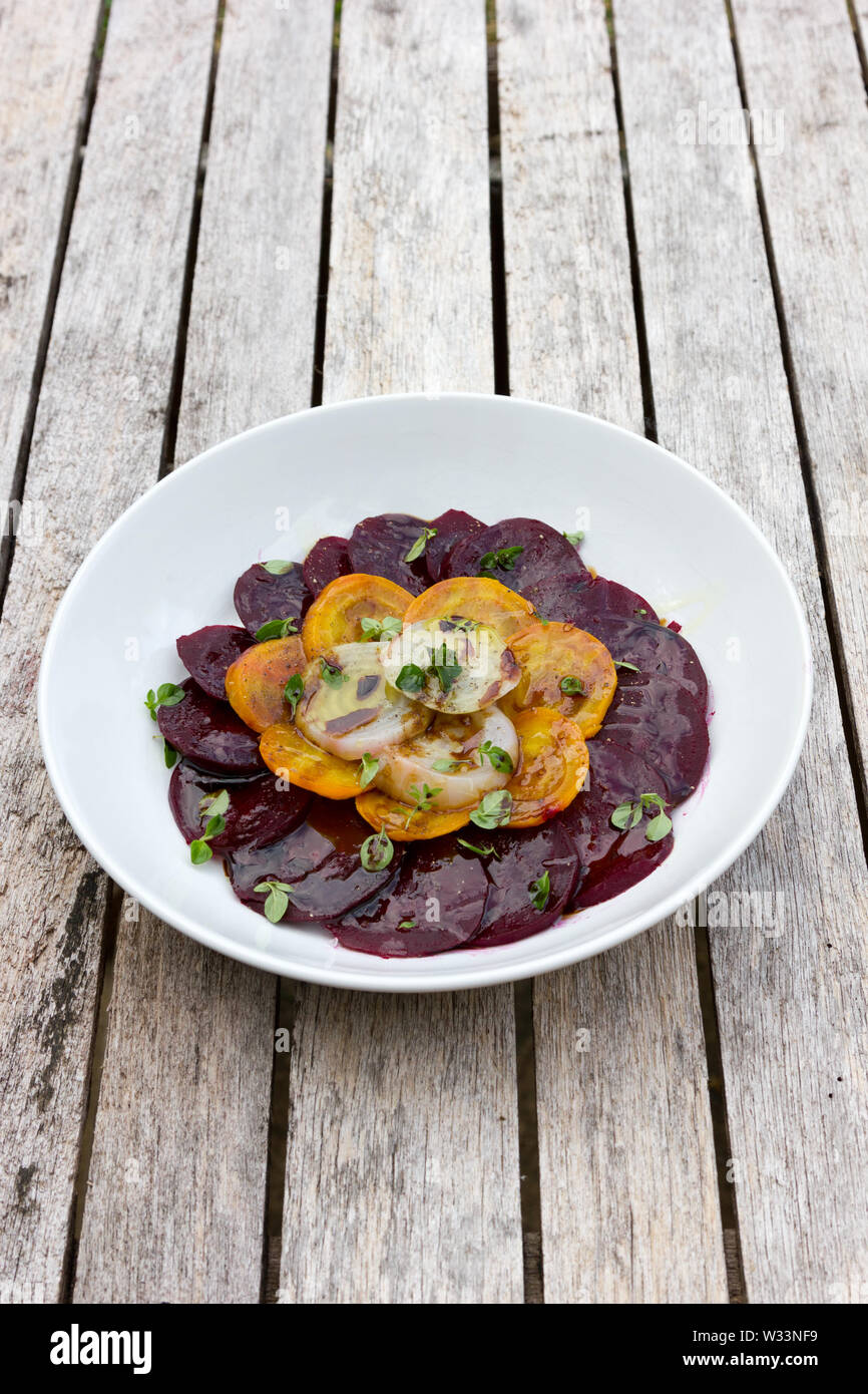 Insalata di barbabietole in una ciotola bianco Foto Stock