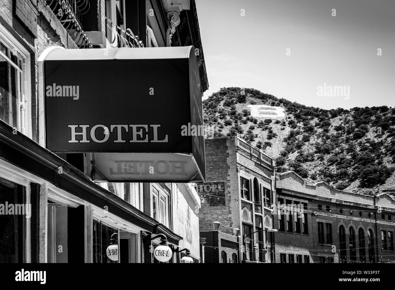 La "B" sul Chihuahua Hill si affaccia sugli storici edifici ed alberghi nella vecchia città mineraria di Bisbee, AZ, in bianco e nero Foto Stock