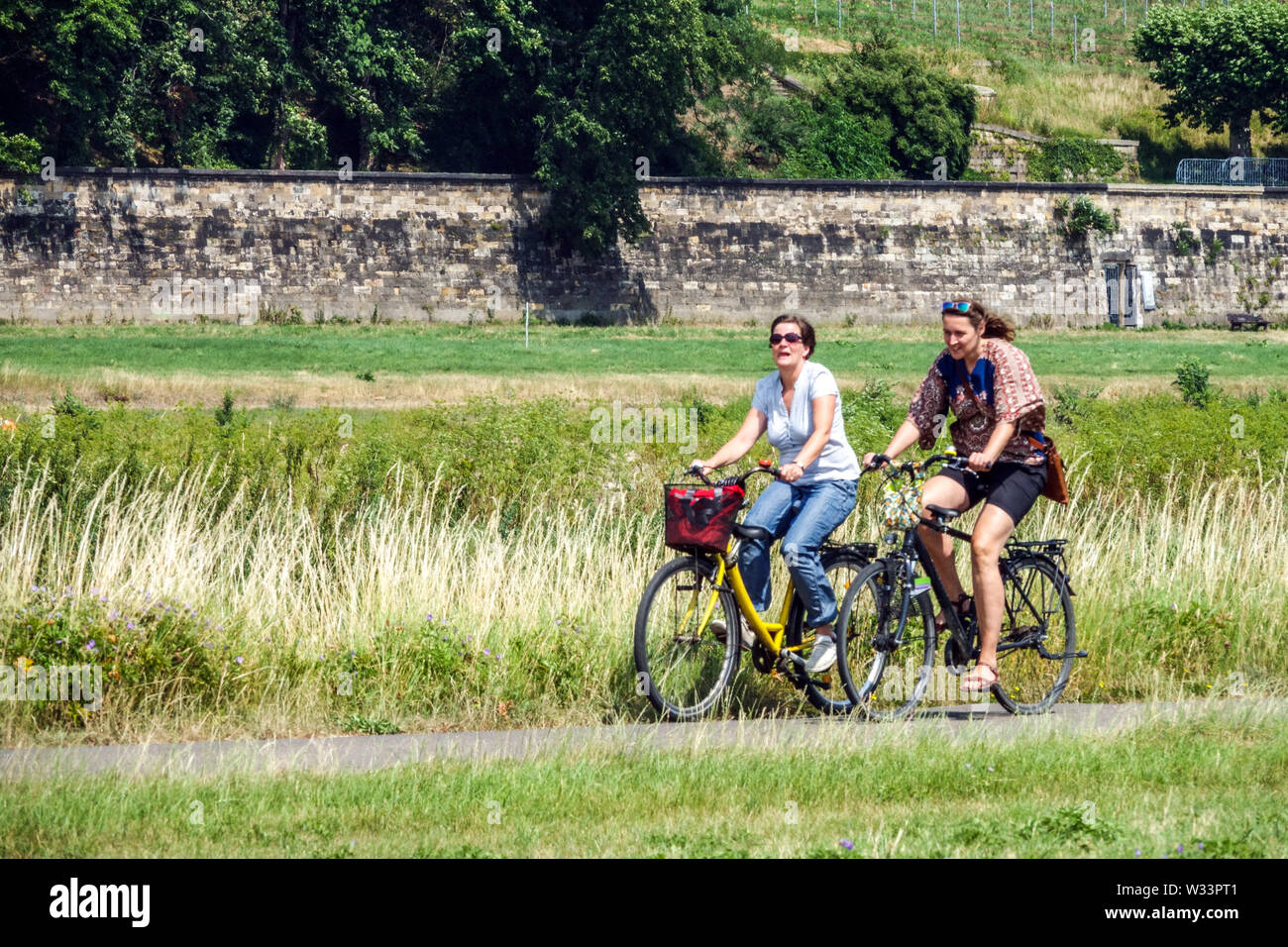 Germania Dresda, Loschwitz, due donne in bicicletta lungo il fiume Elba pista ciclabile Europa Foto Stock