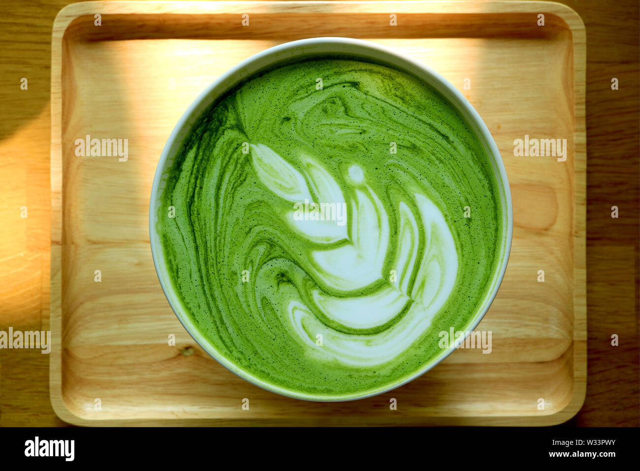 Vista dall'alto di una tazza di acqua calda tè verde Matcha latte naturale sul vassoio in legno Foto Stock