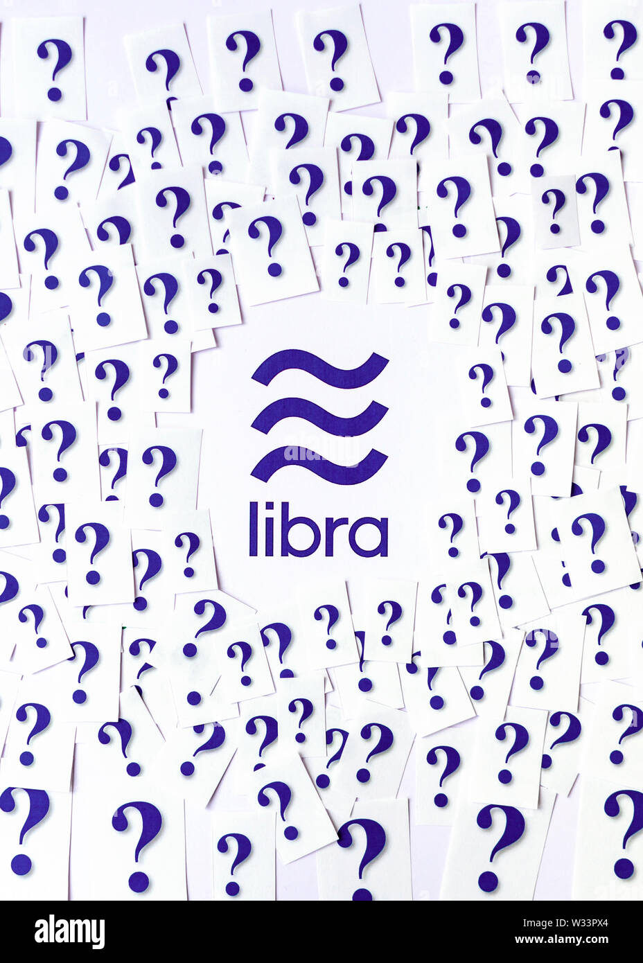 Facebook Libra logo stampato con elevato numero di carta ritagliata interrogativi intorno a. Foto concettuale: Libra solleva interrogativi e preoccupazioni intorno a. Foto Stock